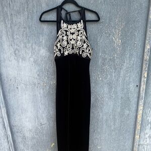 Zum Zum by Niki Livas White and Silver Embellished Backless Cocktail Dress